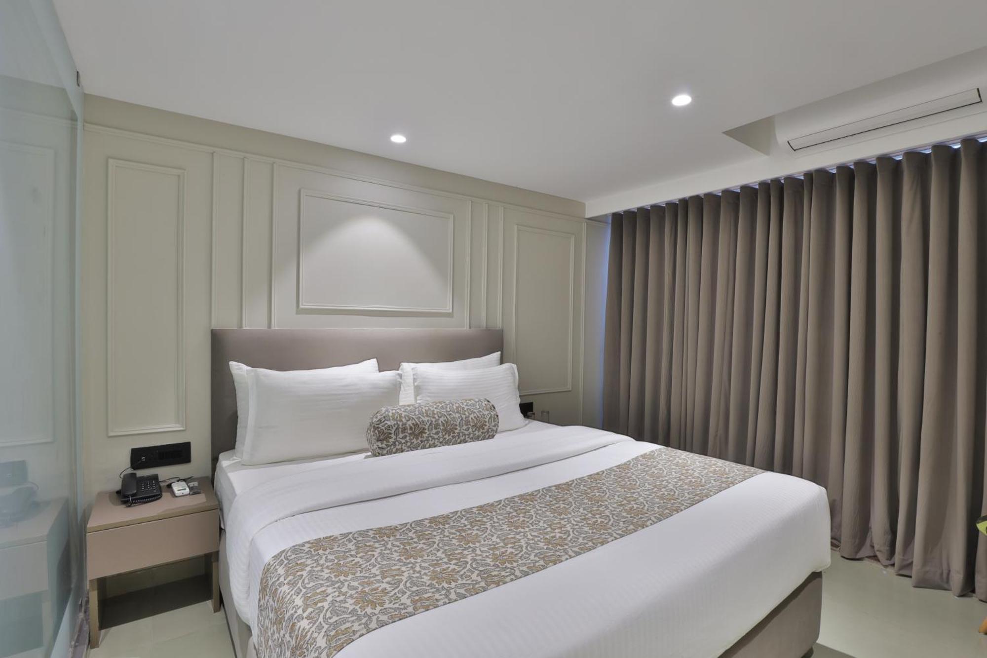 Hotel The Grand Suites Ahmedabad Eksteriør bilde